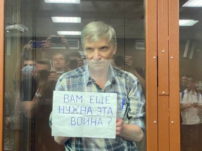 Алексей Горинов в зале суда с плакатом "Вам еще нужна эта война?". Фото: Александра Астахова / Медиазона