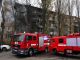 Спасатели тушат пожар в жилом доме в Киеве, пострадавшем от российского удара, 15 ноября 2022 год. Фото: Gleb Garanich / REUTERS