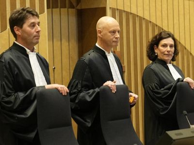 Председательствующий судья Хендрик Стенхейс (в центре) стоит перед вынесением вердикта по делу о рейсе MH17, 17 ноября 2022 г. Фото: Phil Nijhuis /AP
