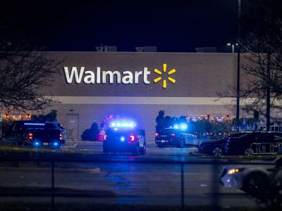 Полиция на месте массовой стрельбы в магазине Walmart в Чесапике, штат Вирджиния. Фото: Kendall Warner/AP