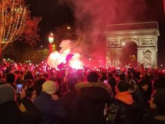 Футбольные фанаты на Елисейских полях в Париже. Фото: Timothee Dhellemmes/Le Figaro