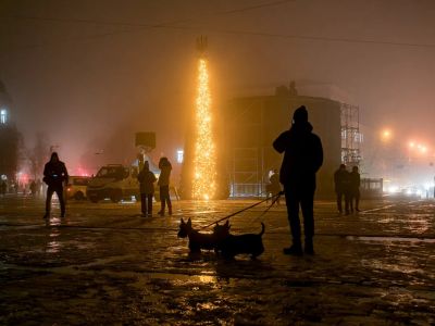 Елка на Софийской площади Киева. Украшения на дереве светятся за счет генератора в определенные часы. Фото: Vladyslav Musiienko / Reuters