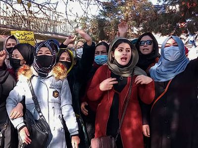 Афганские женщины скандируют лозунги в знак протеста против запрета на университетское образование для женщин в Кабуле, 22 декабря 2022 года. Фото: AFP