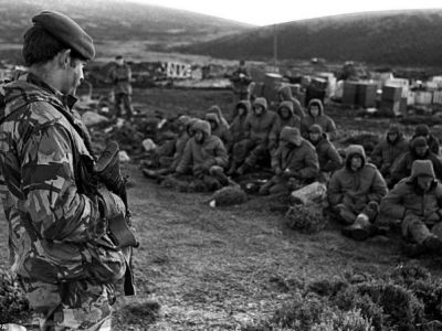 Фолклендская война: пленные аргентинцы под присмотром британского военного, 1982. Фото: agesmystery.ru