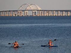 Крымский мост. Фото: Сергей Мальгавко / ТАСС