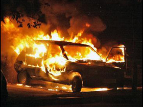Машина горит. Фото: mignews.com.ua (с)