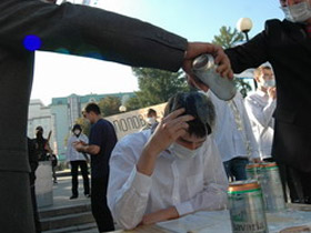 Студенту льют на голову пиво. Фото: "Студенческая правда" (с)