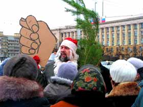 Дед Мороз с кукишем, фото Виктора Шамаева, сайт Каспаров.Ru