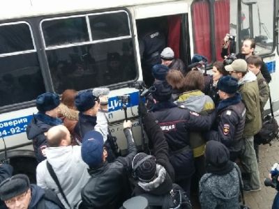 Задержание активистов перед пресс-конференцией Путина. Фото: Грани.Ру