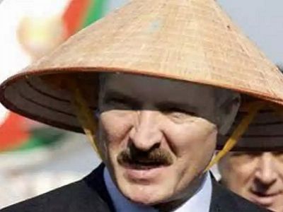 А.Лукашенко в китайской шляпе. Фото: rusinform.ru