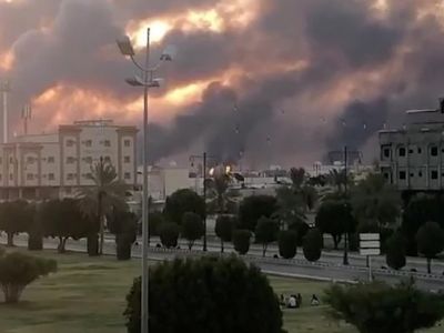 Пожар после атаки дронов на НПЗ в Саудовской Аравии, 14.9.19. Фото: Reuters