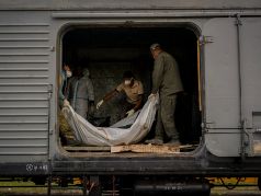 Судмедэксперты осматривают тела погибших российских солдат во время опознания в Харькове, Украина. 17 мая 2022 г. Фото: Bernat Armangue / AP