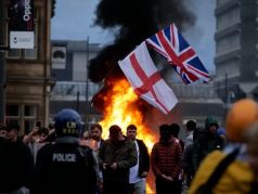 Антимигрантские погромщики в Ливерпуле, 30.07.24. Фото: The Telegraph