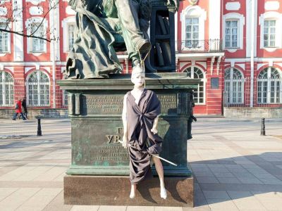 Богиня Минерва - символ СПбГУ - "повесившаяся" на памятнике графу Уварову. Фото: t.me/paperpaper_ru
